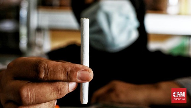 Harga rokok resmi naik sejak awal pekan ini usai pemerintah mengumumkan kenaikan cukai hasil tembakau (CHT) atau cukai rokok yang berlaku pada tahun depan.