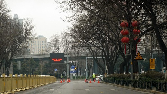 Warga Xi'an, China, kelaparan karena pemerintah memperketat aturan Covid-19 dengan melarang penduduk keluar rumah, termasuk untuk membeli makan.