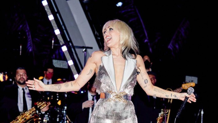 Simak Gaya Stylish Para Selebriti saat Rayakan Tahun Baru 2022