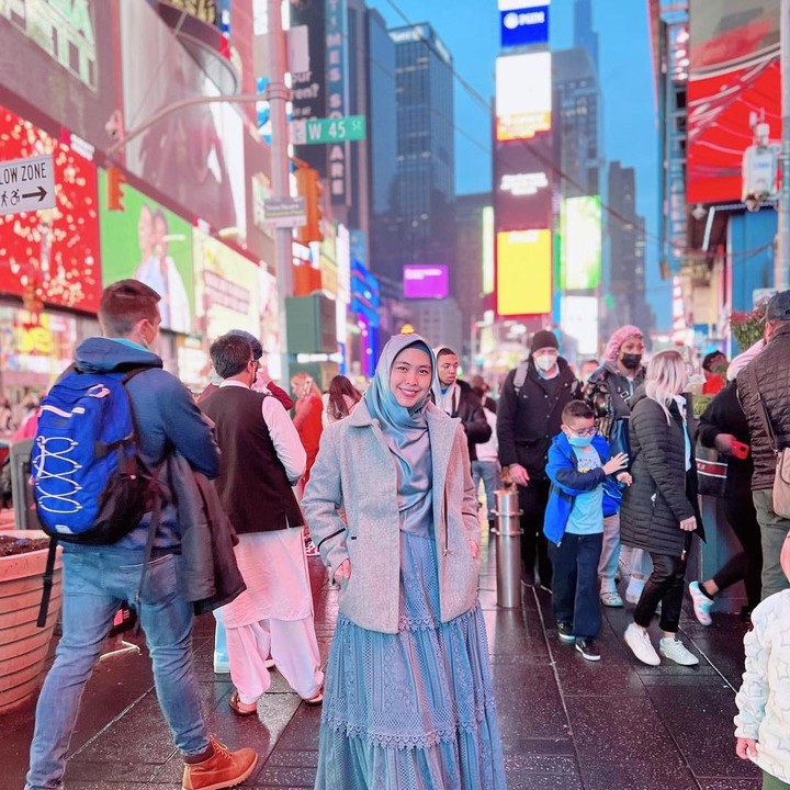 <p> Oki ungkap sangat beruntung karena mereka tak sulit menemukan makanan halal di sana. (Foto: Instagram @okisetianadewi)</p>