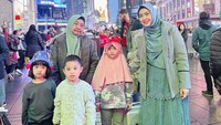 <p>Misalnya saja momen berikut. "Usai Muktamar yang begitu berkesan pada saya di LA kemarin, kami melanjutkan perjalanan ke New York," tulisnya melalui akun @okisetianadewi. (Foto: Instagram @okisetianadewi)</p>