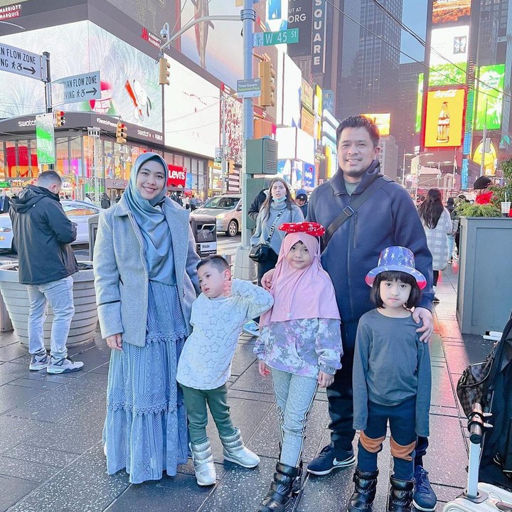 <p> Melalui media sosial Instagram, kakak Ria Ricis itu kerap bagikan momen keseruan mereka di sana, lho. (Foto: Instagram @okisetianadewi)</p>