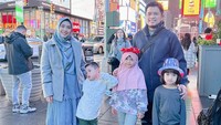 <p> Melalui media sosial Instagram, kakak Ria Ricis itu kerap bagikan momen keseruan mereka di sana, lho. (Foto: Instagram @okisetianadewi)</p>