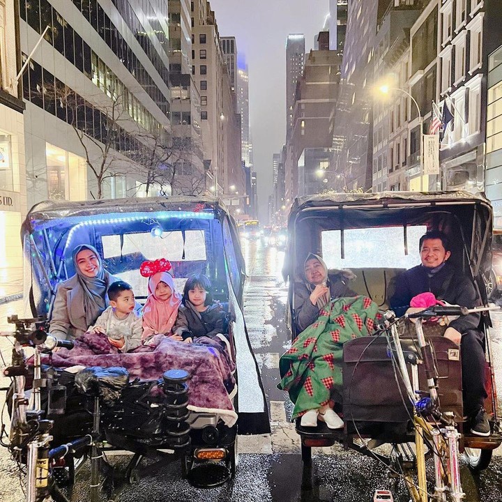 <p>Tak hanya itu, kesempatan tersebut Oki manfaatkan bersama keluarganya untuk liburan bersama. (Foto: Instagram @okisetianadewi)</p>