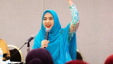 img-title Ceramah Oki Setiana Dewi untuk Anak Muda, Boleh Pacaran saat Puasa?