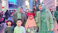 7 Potret Liburan Keluarga Oki Setiana Dewi, Bahagia Sekaligus Bisa Ceramah di AS
