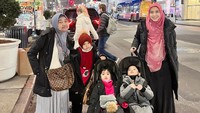 <p>Seru ya, Bunda. Kita doakan semoga keluarga Oki Setiana Dewi sehat dan bahagia selalu, ya. (Foto: Instagram @okisetianadewi)</p>