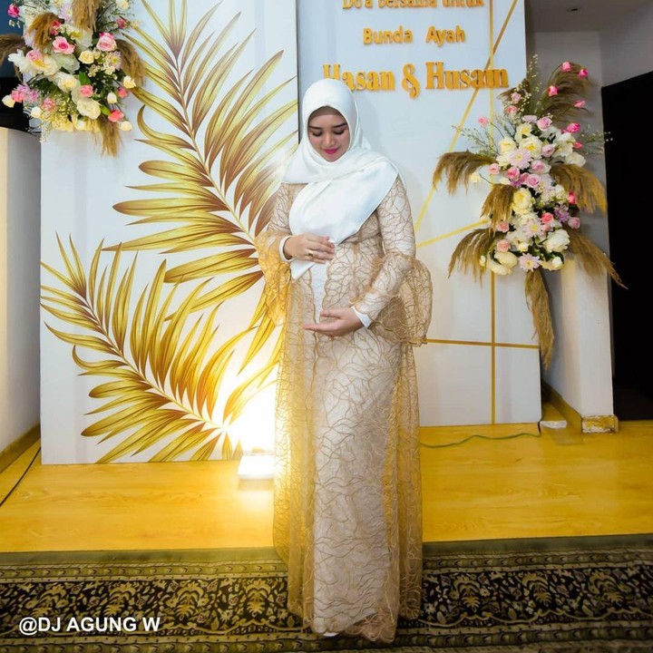 <p>Istri Opick, Bebi Silvana kini tengah mengandung anak kedua dari Opick. Usia kandungan Bebi sudah memasuki 4 bulan, Bunda. (Foto: Instagram @bebi.silvana)</p>