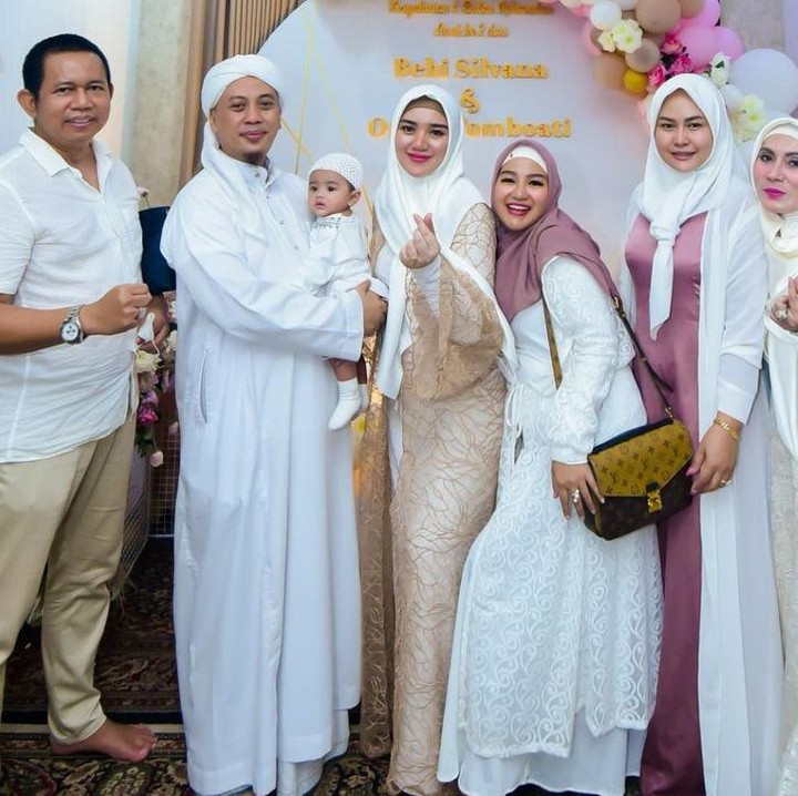 <p>Di acara tasyakuran 4 bulanan, Bebi Silvana terlihat cantik memakai gaun berwarna keemasan yang dipadu dengan hijab putih. (Foto: Instagram @bebi.silvana)</p>