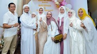 <p>Di acara tasyakuran 4 bulanan, Bebi Silvana terlihat cantik memakai gaun berwarna keemasan yang dipadu dengan hijab putih. (Foto: Instagram @bebi.silvana)</p>