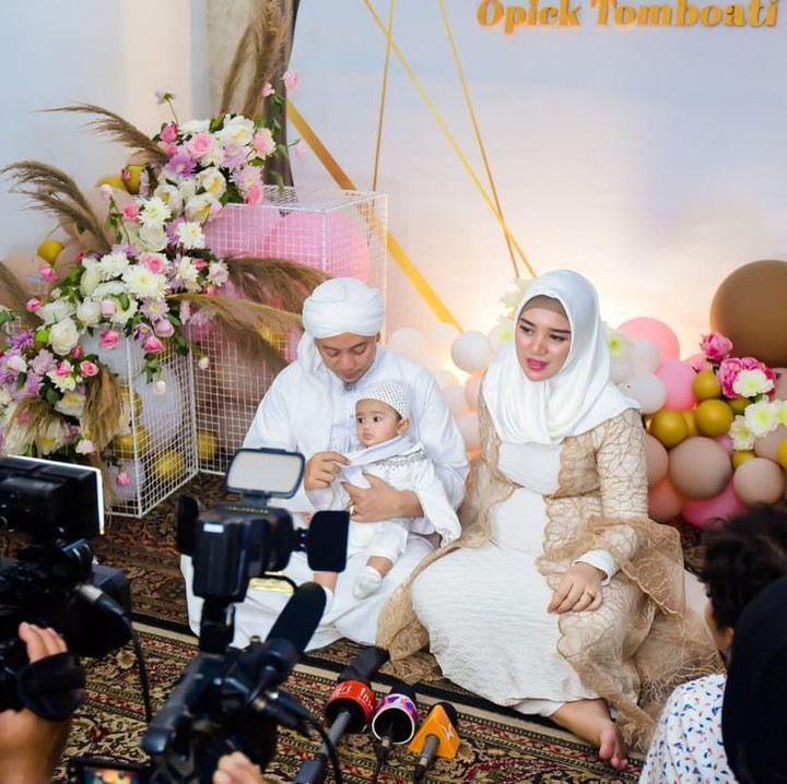 <p>Opick dan Bebi Silvana baru saja menggelar acara tasyakuran 4 bulanan kehamilan. (Foto: Instagram @bebi.silvana)</p>