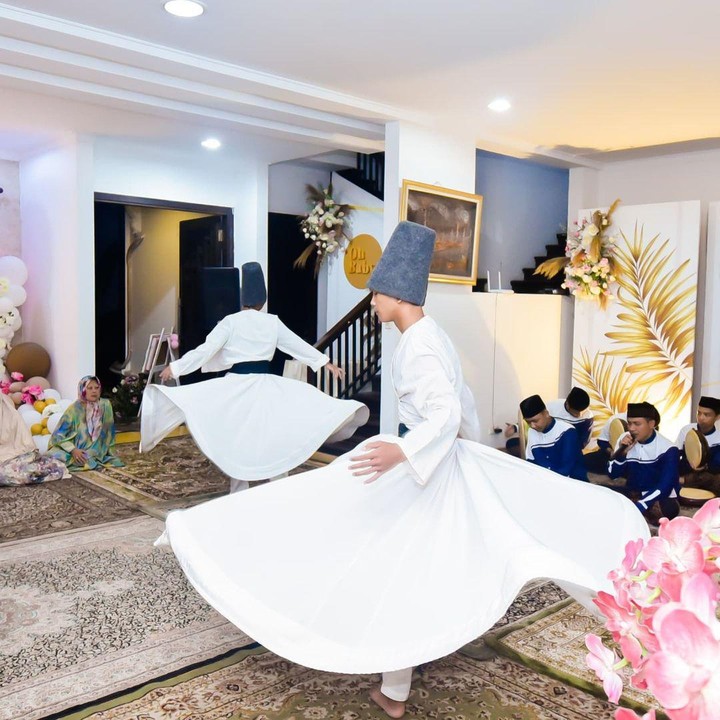 <p>Meski begitu, pandemi tak mengurangi kemeriahan acara Opick dan Bebi Silvana. Mereka turut menghadirkan para penari sufi khas Timur Tengah. (Foto: Instagram @bebi.silvana)</p>