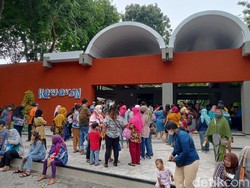 Libur Tahun Baru, Pantai Kenjeran Surabaya Diserbu Wisatawan