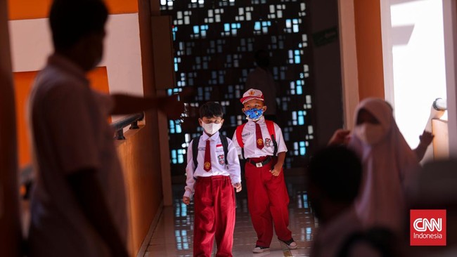 Pemprov DKI Jakarta menggelar PTM dengan kapasitas 50 persen mulai hari ini, Jumat (4/2). Para siswa dibagi dua, 50 persen di sekolah dan 50 persen di rumah.