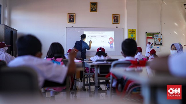 Kemendikbudristek beralasan karena 'sampai ini hari tidak ada rencana tinjau kembali aturan PTM' meski ada temuan kasus Omicron di sekolah.