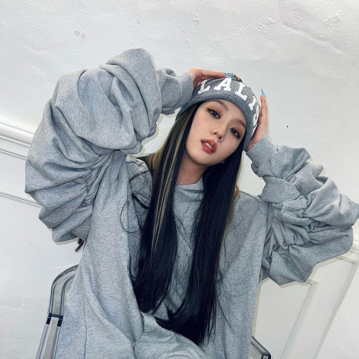 <p>Jisoo juga berusaha untuk keluar dari zona nyamannya dan mulai mengeluarkan single solo. Ia juga kerap terlihat dalam berbagai judul drama. (Foto: Instagram: @sooyaaa__)</p>