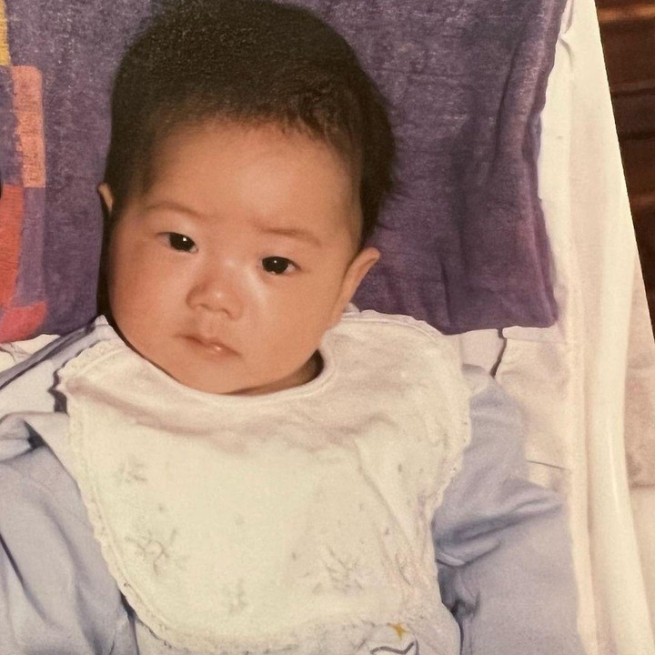 <p>Pada laman Instagram-nya, Jisoo juga membagikan potretnya ketika masih bayi, lho. Wajahnya yang imut terlihat sangat menggemaskan. (Foto: Instagram: @sooyaaa__)</p>