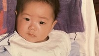 <p>Pada laman Instagram-nya, Jisoo juga membagikan potretnya ketika masih bayi, lho. Wajahnya yang imut terlihat sangat menggemaskan. (Foto: Instagram: @sooyaaa__)</p>