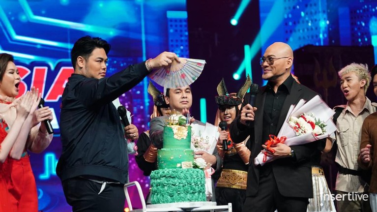 Potret Peserta IMB 2021 Beri Kejutan Ulang Tahun ke Para Juri Para peserta IMB 2021 memiliki hubungan yang cukup dekat dengan para juri, yuk intip potret mereka beri kejutan kepada juri!
