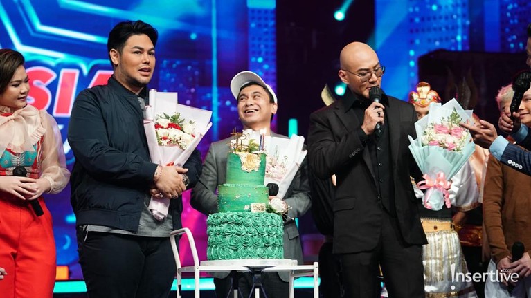 Potret Peserta IMB 2021 Beri Kejutan Ulang Tahun ke Para Juri Para peserta IMB 2021 memiliki hubungan yang cukup dekat dengan para juri, yuk intip potret mereka beri kejutan kepada juri!