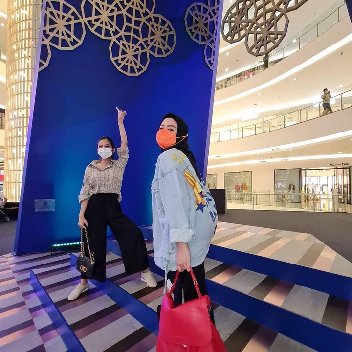 <p>Tika dan Tiwi kerap terlihat menjalani berbagai macam kegiatan bersama-sama, Bunda. Keduanya juga sering mengabadikan momen kebersamaannya. (Foto: Instagram: @tika_ramlan)</p>