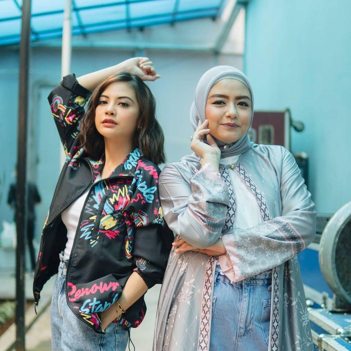 <p>Tika sendiri kini memutuskan untuk berhijab, Bunda. Ia sudah menjadi Bunda hebat dengan tiga orang anak. Sementara Tiwi juga telah dikaruniai 2 orang anak. (Foto: Instagram: @tika_ramlan)</p>