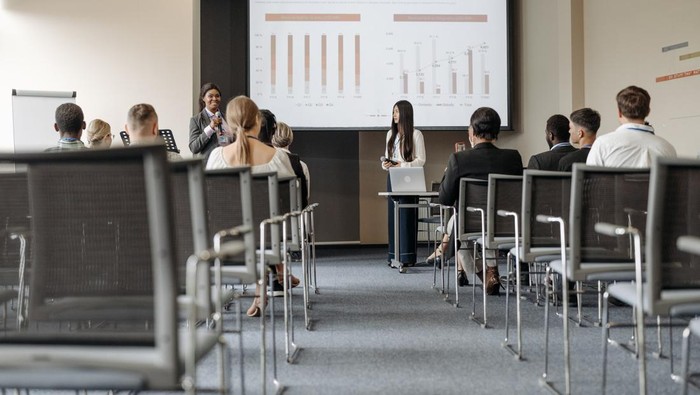 Takut Presentasi di Depan Kelas? Yuk, Ikutin 3 Tips Ini Biar Lebih Percaya Diri