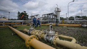 Pekerja PT Pertamina Hulu Rokan (PHR) Regional Sumatera Zona 4 mengecek saluran pipa gas yang menuju Stasiun Kompresor Gas X Prabumulih Barat (SKG X PMB) di Prabumulih, Sumatera Selatan, Sabtu (1/1/2022). Satuan Kerja Khusus Pelaksana Kegiatan Usaha