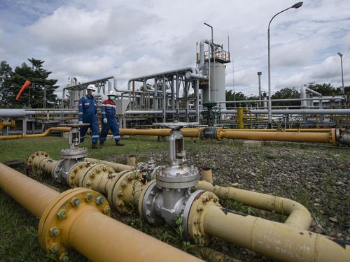 Pekerja PT Pertamina Hulu Rokan (PHR) Regional Sumatera Zona 4 mengecek saluran pipa gas yang menuju Stasiun Kompresor Gas X Prabumulih Barat (SKG X PMB) di Prabumulih, Sumatera Selatan, Sabtu (1/1/2022). Satuan Kerja Khusus Pelaksana Kegiatan Usaha