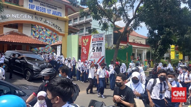Kerumunan tak menjaga jarak tak bisa dibendung ketika jam pulang sekolah tiba. Banyak siswa yang berkerumun menunggu dijemput orang tuanya di depan sekolah.