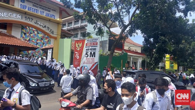 Ketua Satgas Covid-19 PB IDI Zubairi Djoerban mengingatkan pemerintah terkait kebijakan PTM 100 persen saat positivity rate Covid-19 sudah mencapai 7,6 persen.