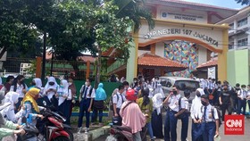 PTM 100 Persen: Kemenkes Soroti Omicron, DPR Usul Tes 2 Kali Sepekan