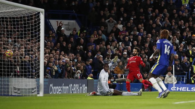 Mohamed Salah kian mantap memimpin daftar top skor Liga Inggris termasuk menjauhi Cristiano Ronaldo.