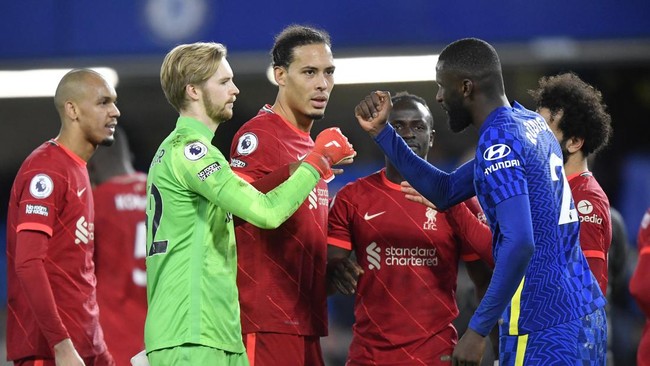 Chelsea masih menempati peringkat kedua di klasemen Liga Inggris setelah bermain imbang dengan Liverpool, Minggu (2/1) malam.