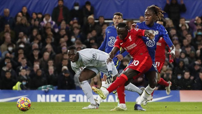 Chelsea dan Liverpool bermain imbang 2-2 dalam laga babak pertama di Stadion Stamford Bridge, Minggu (2/1) malam waktu Indonesia.