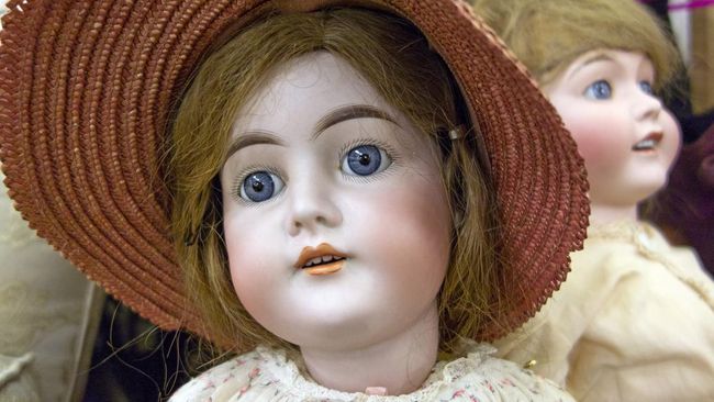 Fenomena spirit doll atau boneka arwah belakangan menjadi tren di kalangan selebritas. Berikut pandangan psikolog terhadap fenomena ini.