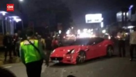 VIDEO: Pemotor Mabuk Tabrak Mobil Sport Ferrari Hingga Ringsek