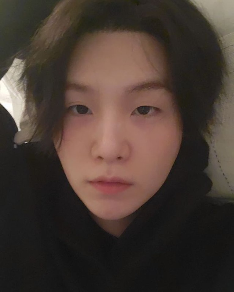 6 Potret Suga BTS yang Baru Dinyatakan Sembuh dari Covid-19 Kabar baik datang dari member BTS yaitu Suga yang baru saja dinyatakan pulih dan sembuh dari Covid-19. Yuk intip potretnya!