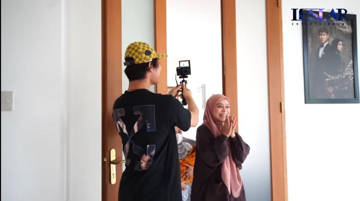 Lesti Kejora mendapat kejutan meriah saat pulang ke rumah usai melahirkan baby L&period; Yuk kita intip potretnya&excl;