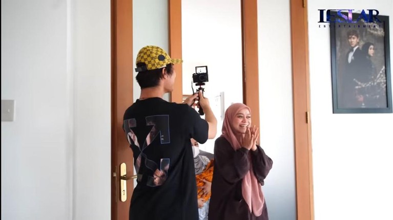 7 Momen Lesti Kejora & Baby L Disambut Meriah Pulang ke Rumah Usai Lahiran Lesti Kejora mendapat kejutan meriah saat pulang ke rumah usai melahirkan baby L. Yuk kita intip potretnya!