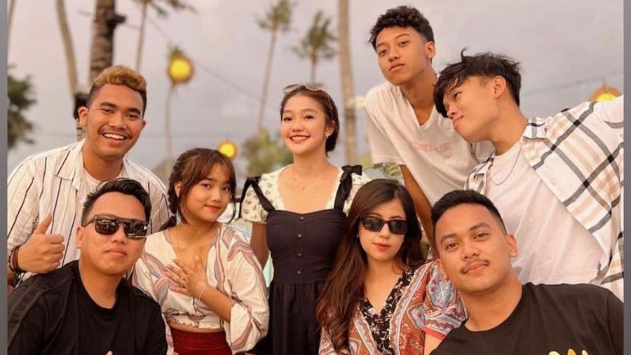 Fuji dan mantan Thariq Halilintar, Chandrika Chika tampak akrab dan asyik berlibur di Bali. Yuk kita intip potret mereka!