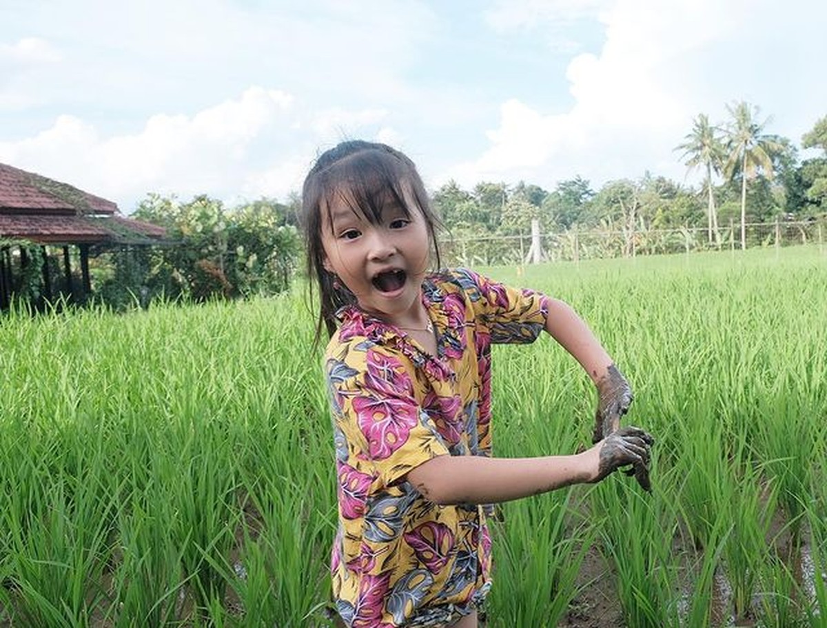 7 Potret Keluarga Ruben Onsu Liburan di Pedesaan