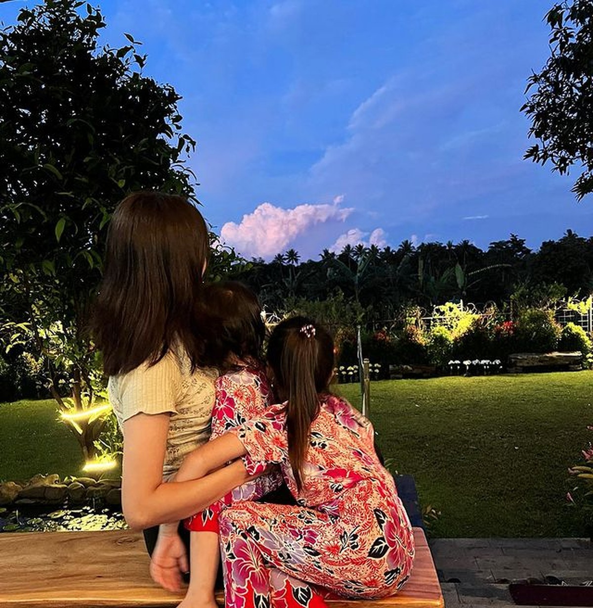 7 Potret Keluarga Ruben Onsu Liburan di Pedesaan