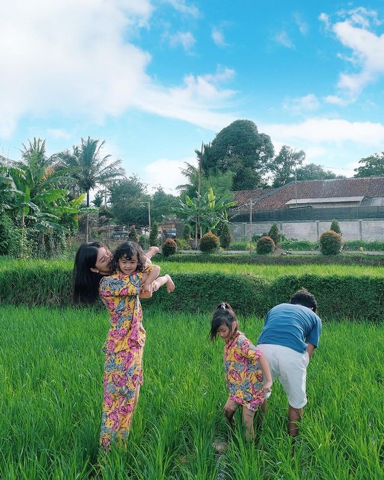 7 Potret Keluarga Ruben Onsu Liburan di Pedesaan 7 Potret Keluarga Ruben Onsu Liburan di Pedesaan