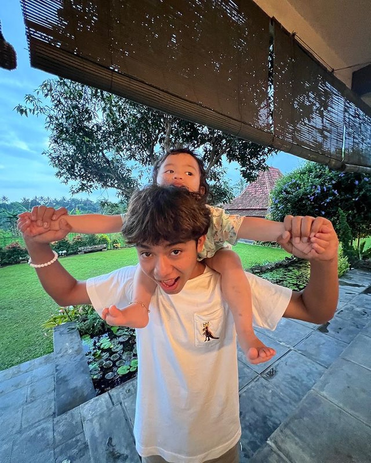 7 Potret Keluarga Ruben Onsu Liburan di Pedesaan