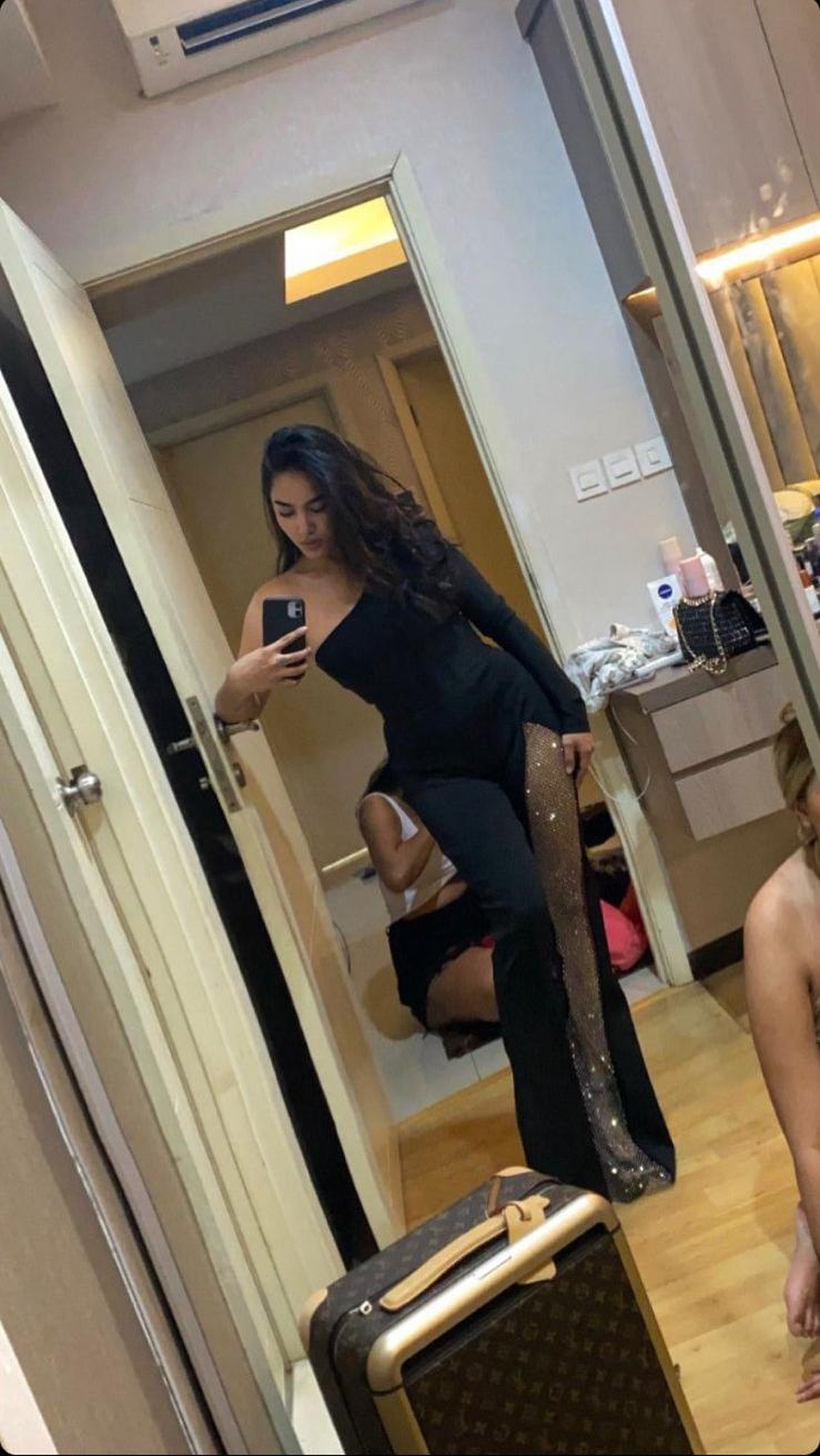 OOTD Cassandra Angelie artis yang terciduk prostitusi pakai barang branded jadi sorotan&period; Yuk kita intip potretnya&excl;