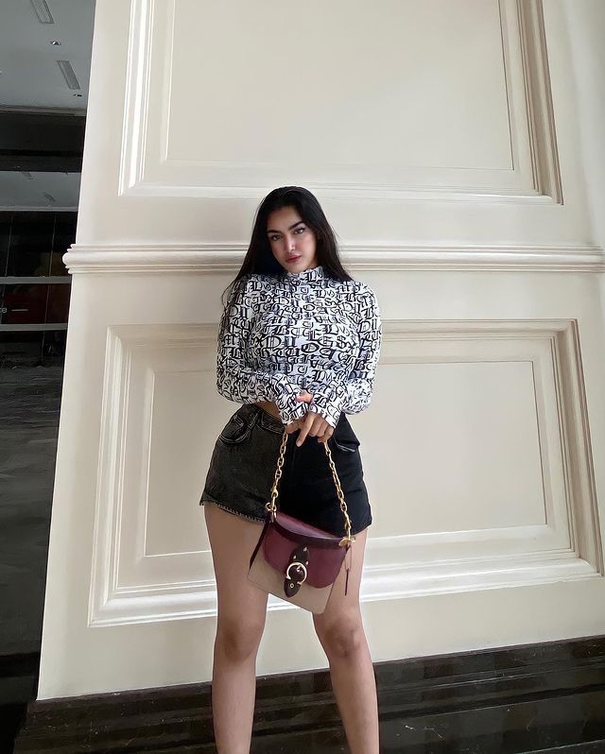OOTD Cassandra Angelie artis yang terciduk prostitusi pakai barang branded jadi sorotan&period; Yuk kita intip potretnya&excl;