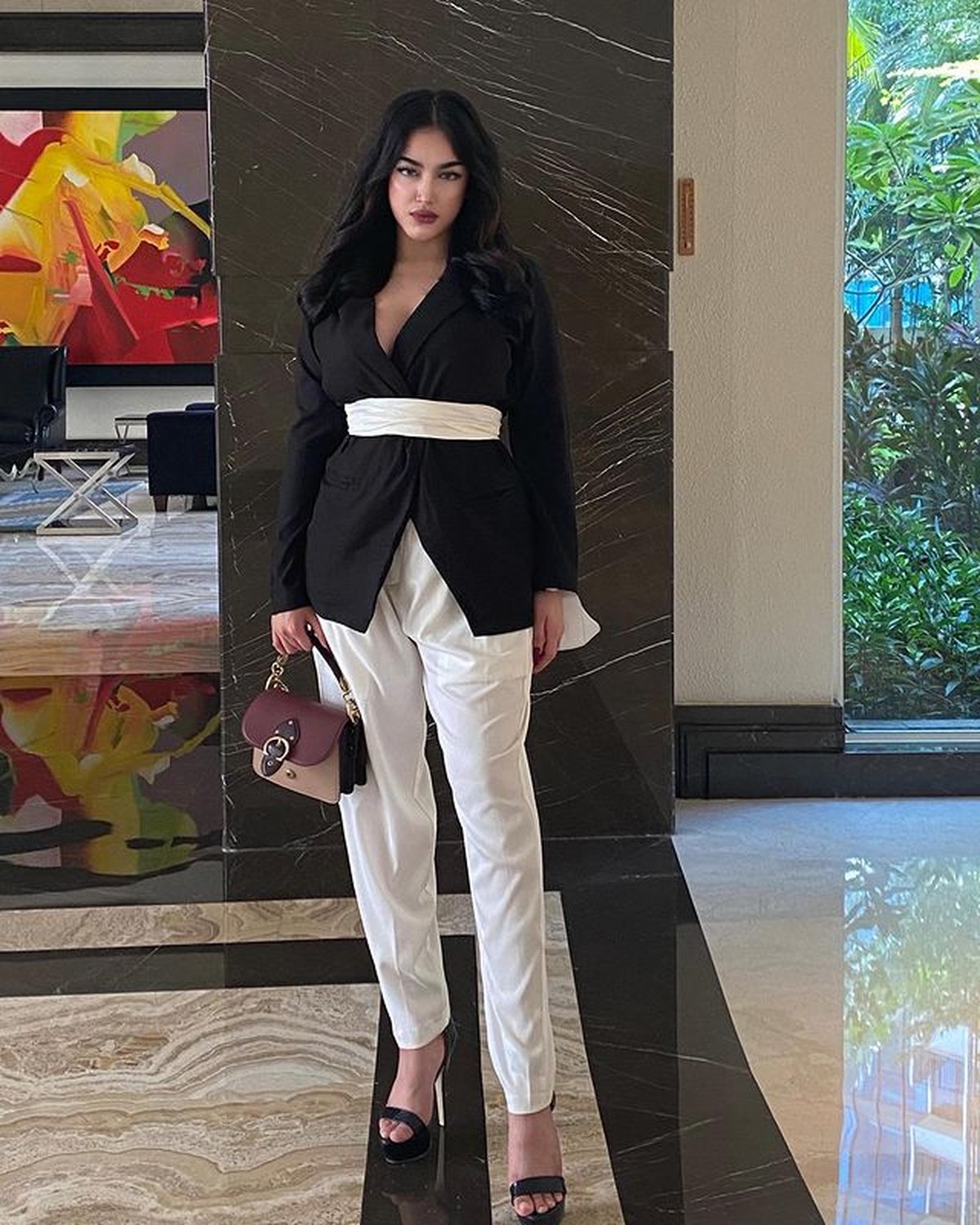 OOTD Cassandra Angelie artis yang terciduk prostitusi pakai barang branded jadi sorotan&period; Yuk kita intip potretnya&excl;