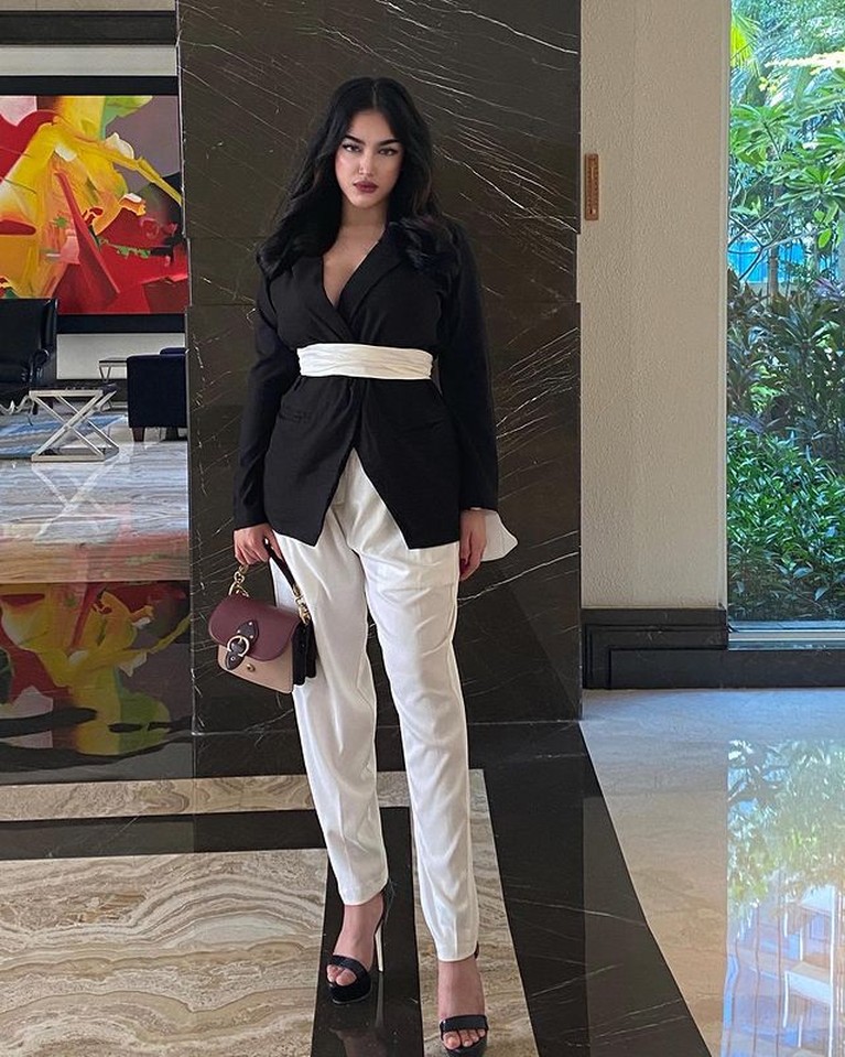 7 Potret OOTD Cassandra Angelie OOTD Cassandra Angelie artis yang terciduk prostitusi pakai barang branded jadi sorotan. Yuk kita intip potretnya!