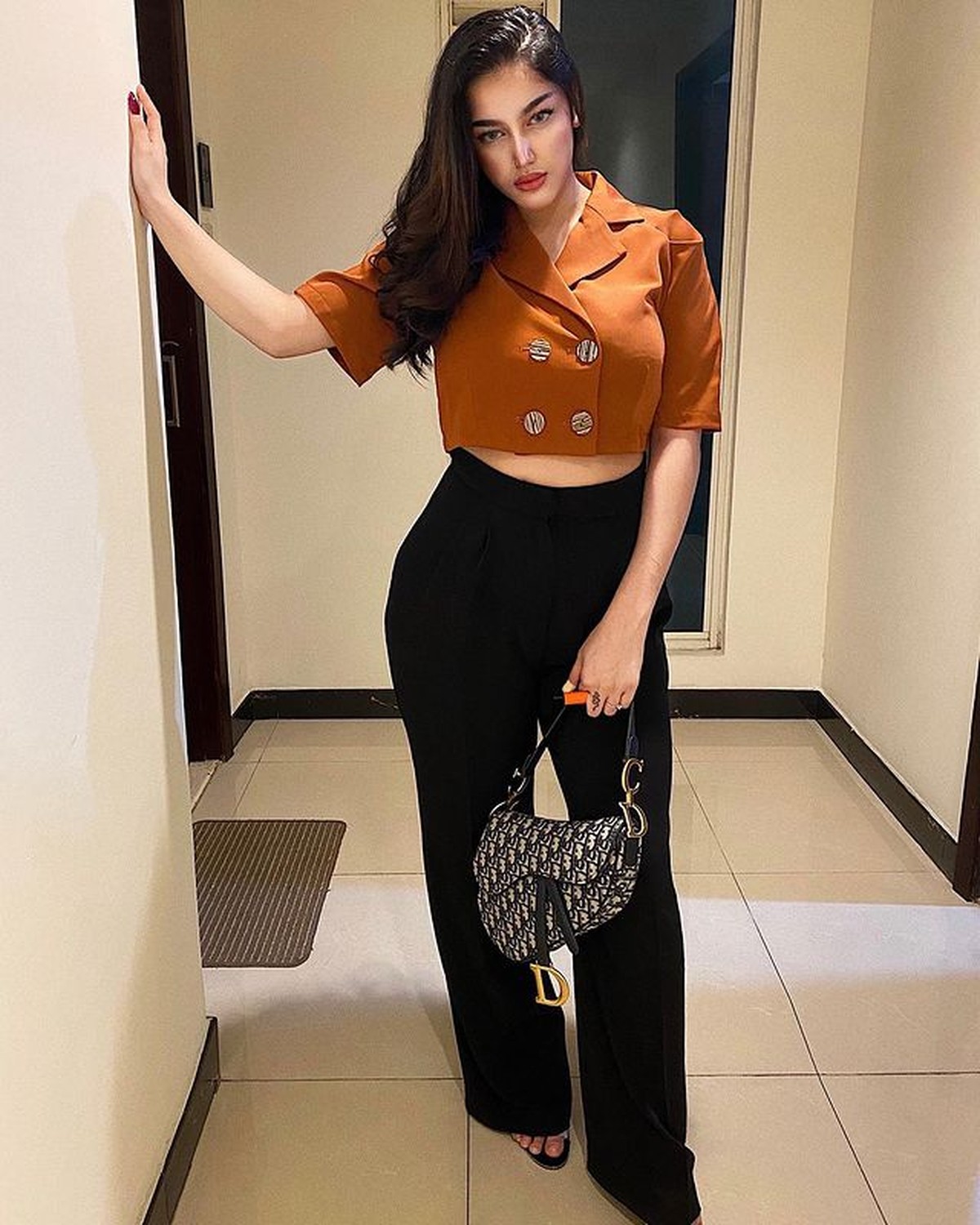 OOTD Cassandra Angelie artis yang terciduk prostitusi pakai barang branded jadi sorotan&period; Yuk kita intip potretnya&excl;